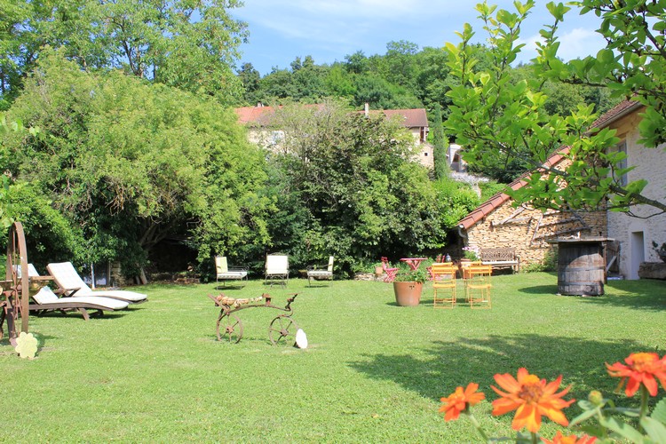 La Bicyclette Fleurie est un hbergement cologique qui dispose d'un jardin nature au cur du hameau de Moirieu