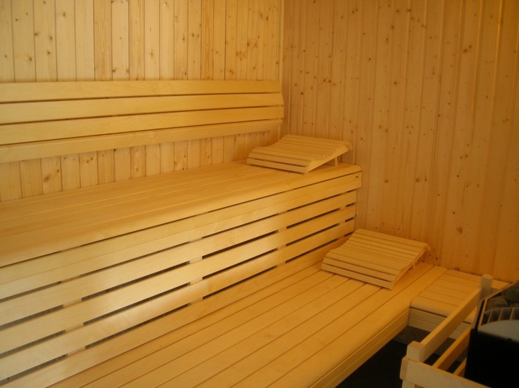 La Bicyclette Fleurie est un hbergement cologique qui propose  Crmieu un sauna traditionnel entirement cologique