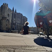 La Mditerrane  vlo - Petite pause pique nique devant le palais des papes  Avignon